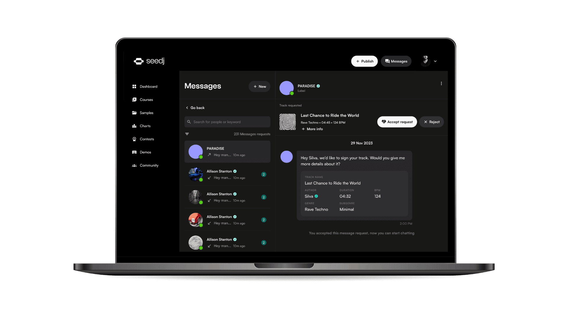 Laptop-mockup-with-course-Chat